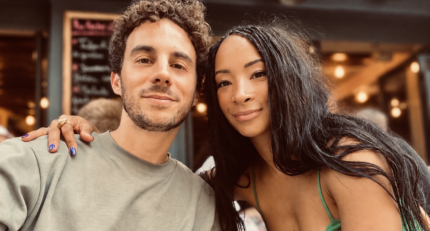 Alexandre et Karabo enlacés, souriant ensemble